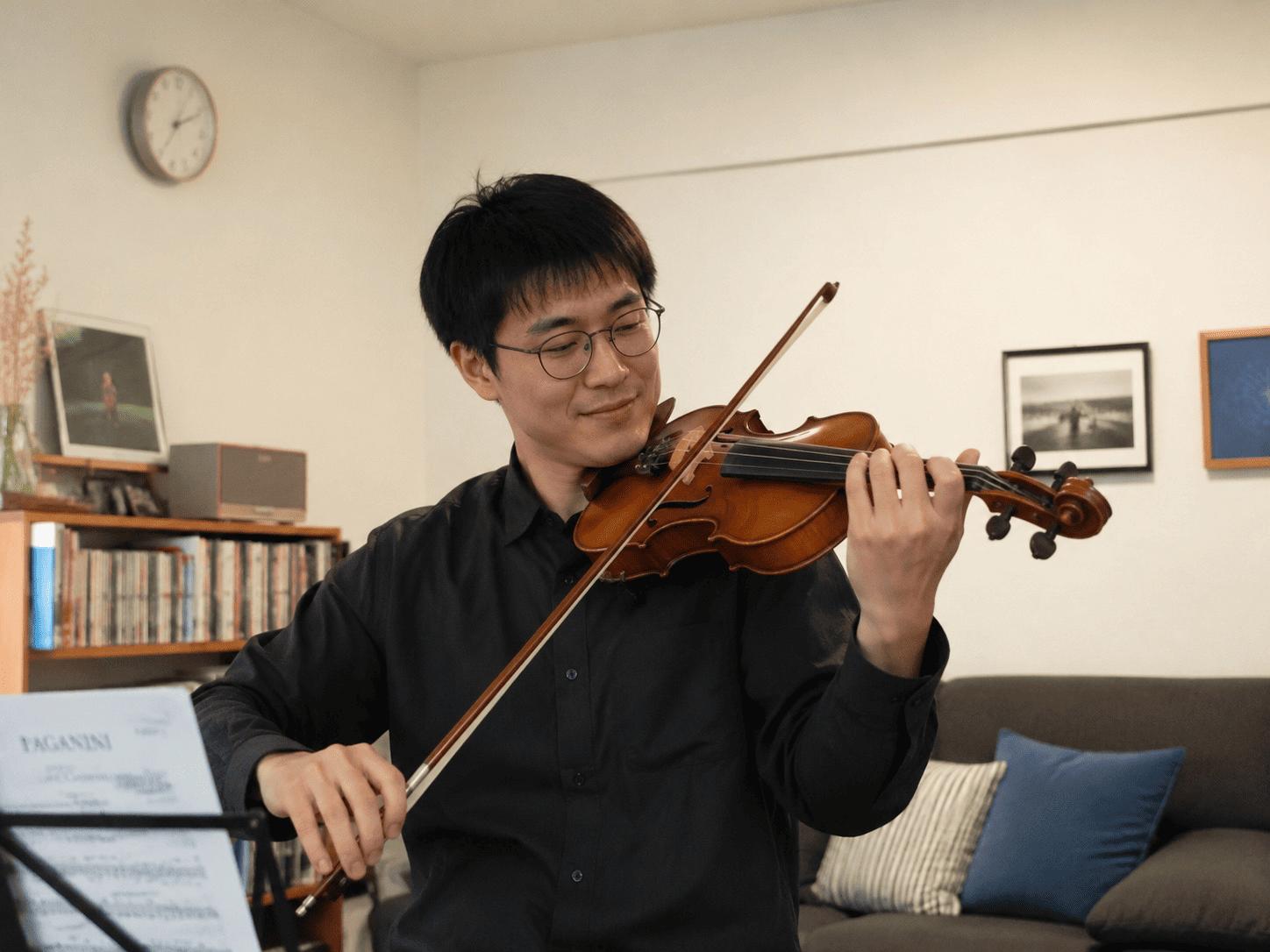 小提琴學生在家練習 華韻音樂教育